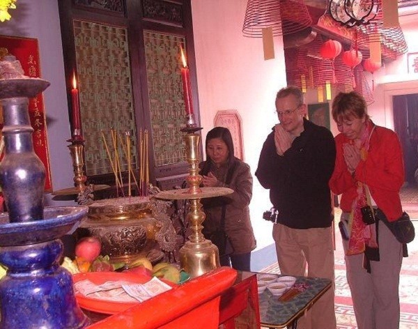 Người dân xếp hàng dài cả cây số chờ vía chùa Ông ở phố cổ Hội An ảnh 6