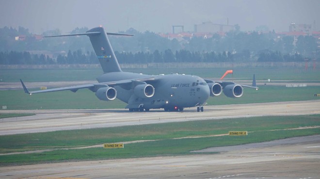 Cận cảnh chiếc Boeing C-17 của Không quân Mỹ hạ cánh tại Nội Bài ảnh 5