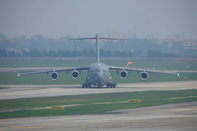 Cận cảnh chiếc Boeing C-17 của Không quân Mỹ hạ cánh tại Nội Bài ảnh 6
