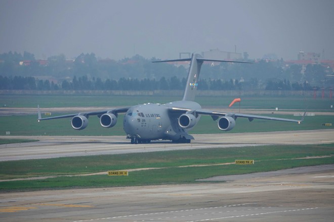 Cận cảnh chiếc Boeing C-17 của Không quân Mỹ hạ cánh tại Nội Bài ảnh 7