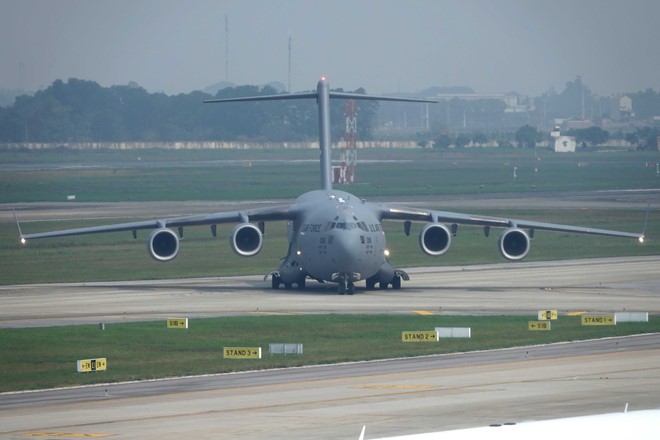 Cận cảnh chiếc Boeing C-17 của Không quân Mỹ hạ cánh tại Nội Bài ảnh 8
