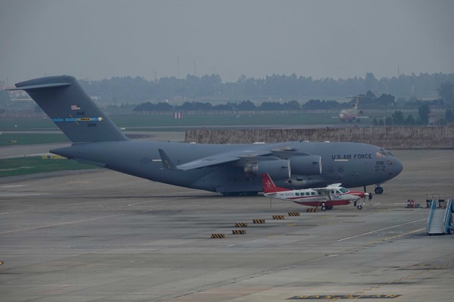 Cận cảnh chiếc Boeing C-17 của Không quân Mỹ hạ cánh tại Nội Bài ảnh 9