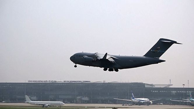Cận cảnh chiếc Boeing C-17 của Không quân Mỹ hạ cánh tại Nội Bài ảnh 1