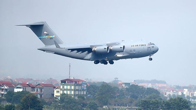 Cận cảnh chiếc Boeing C-17 của Không quân Mỹ hạ cánh tại Nội Bài ảnh 3
