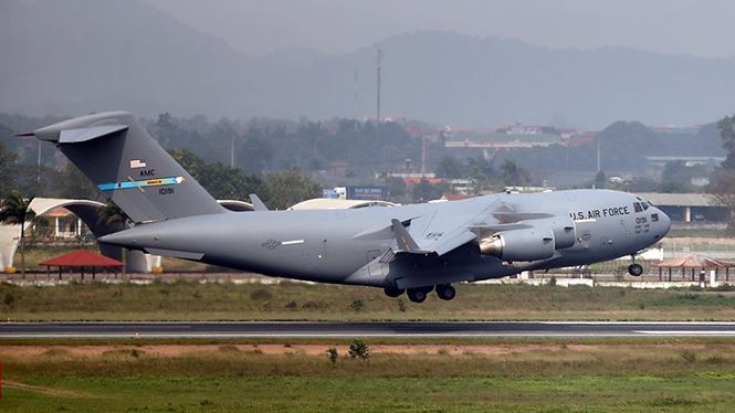 Cận cảnh chiếc Boeing C-17 của Không quân Mỹ hạ cánh tại Nội Bài ảnh 4