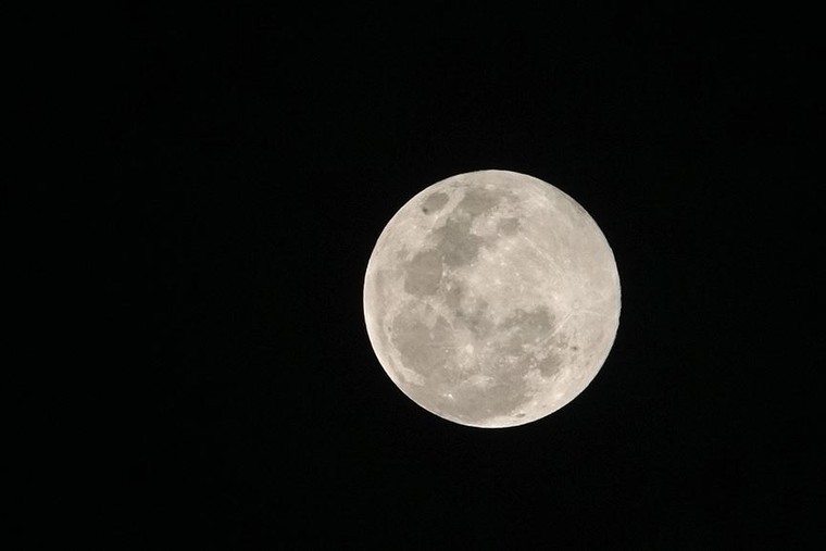 Người dân Hà Nội tiếc nuối khi ‘siêu Trăng’ không như mong đợi ảnh 1