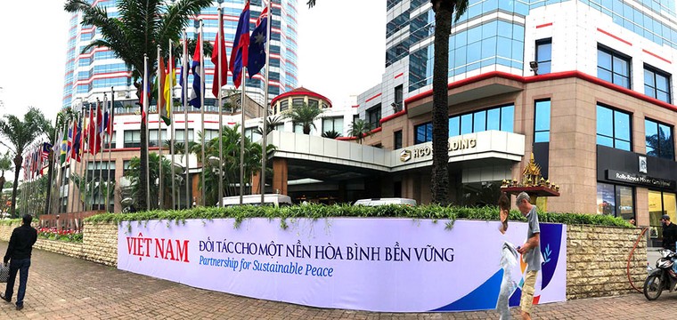 Hàng trăm lá quốc kỳ Việt-Mỹ-Triều tung bay, rợp trời Thủ đô ảnh 10