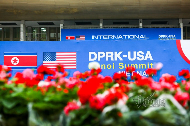 Hàng trăm lá quốc kỳ Việt-Mỹ-Triều tung bay, rợp trời Thủ đô ảnh 11