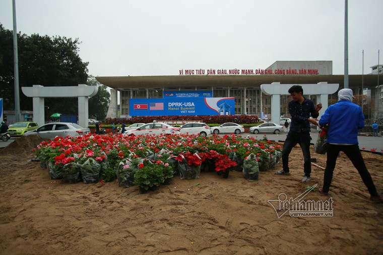 Hàng trăm lá quốc kỳ Việt-Mỹ-Triều tung bay, rợp trời Thủ đô ảnh 12