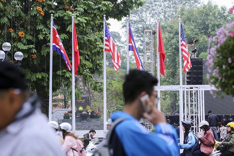 Hàng trăm lá quốc kỳ Việt-Mỹ-Triều tung bay, rợp trời Thủ đô ảnh 1