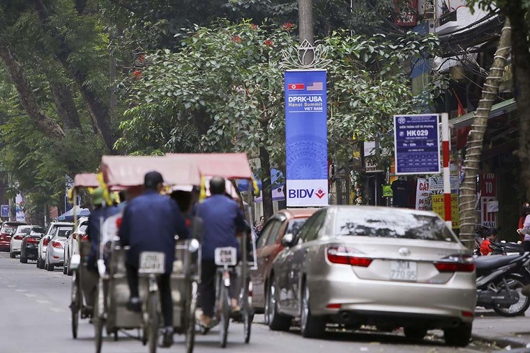 Hàng trăm lá quốc kỳ Việt-Mỹ-Triều tung bay, rợp trời Thủ đô ảnh 2