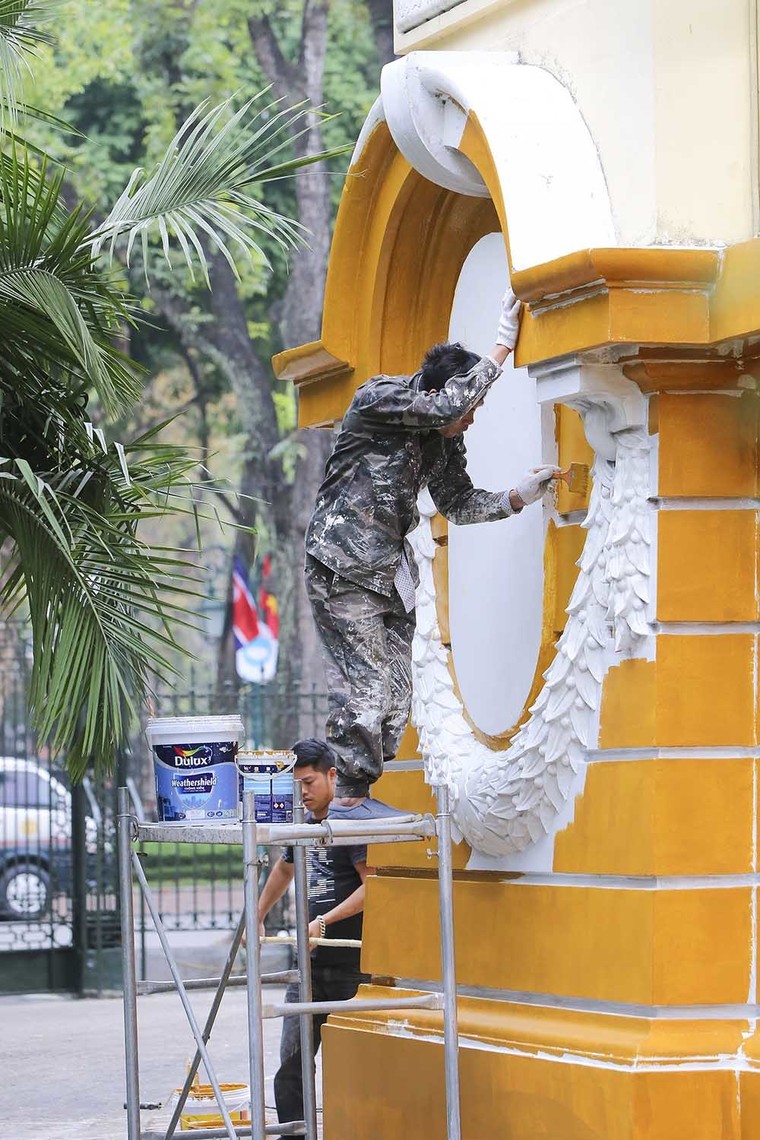 Hàng trăm lá quốc kỳ Việt-Mỹ-Triều tung bay, rợp trời Thủ đô ảnh 5