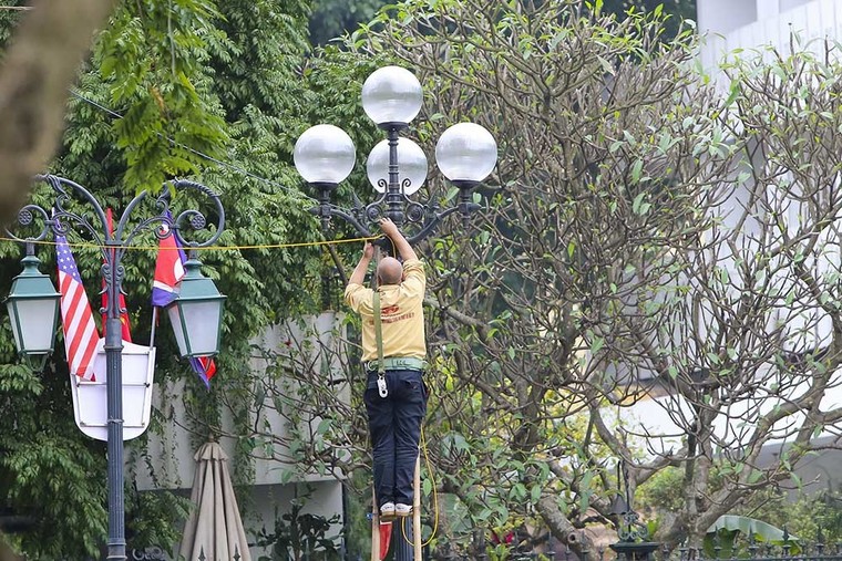 Hàng trăm lá quốc kỳ Việt-Mỹ-Triều tung bay, rợp trời Thủ đô ảnh 6