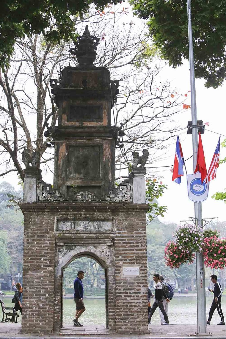 Hàng trăm lá quốc kỳ Việt-Mỹ-Triều tung bay, rợp trời Thủ đô ảnh 7