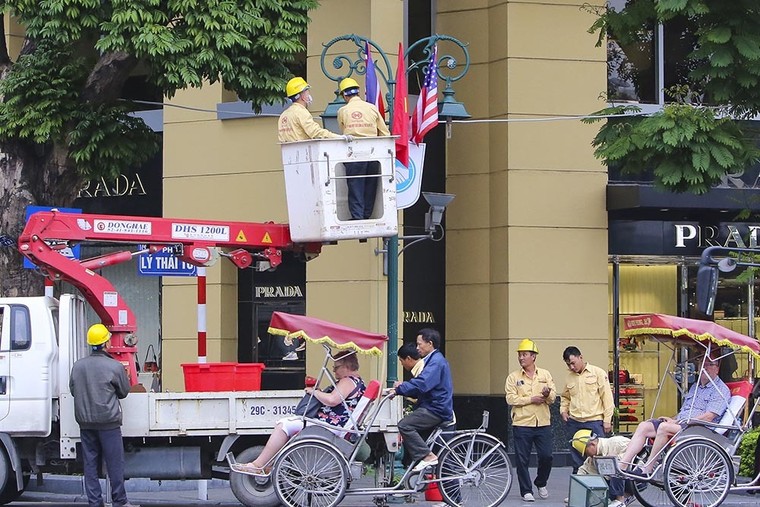 Hàng trăm lá quốc kỳ Việt-Mỹ-Triều tung bay, rợp trời Thủ đô ảnh 8