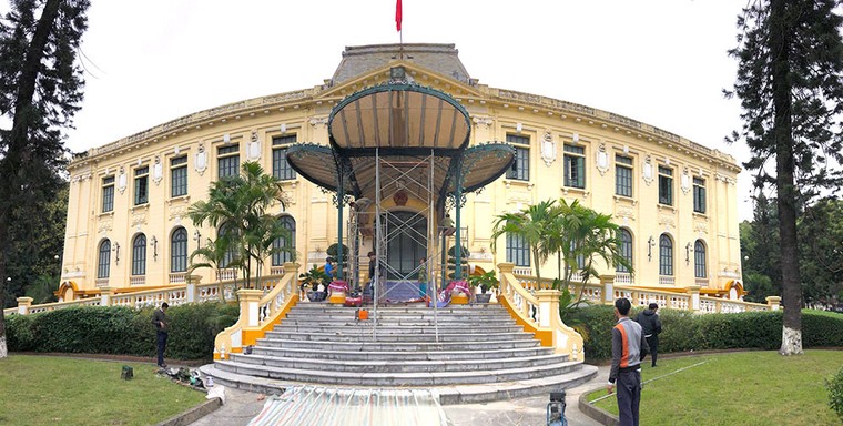 Hàng trăm lá quốc kỳ Việt-Mỹ-Triều tung bay, rợp trời Thủ đô ảnh 9