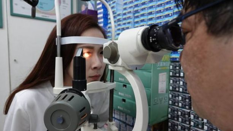 Cô gái thủng 500 lỗ ở giác mạc do dùng điện thoại màn hình quá sáng ảnh 1