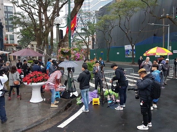 Hàng trăm phóng viên túc trực chờ đón Chủ tịch Kim Jong-un tại Hà Nội ảnh 3