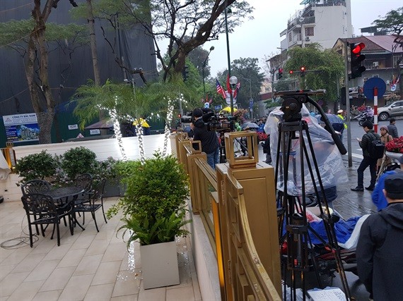 Hàng trăm phóng viên túc trực chờ đón Chủ tịch Kim Jong-un tại Hà Nội ảnh 1