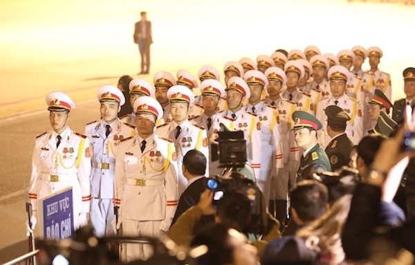 Đoàn xe chở Tổng thống Mỹ rời sân bay Nội Bài về khách sạn JW Marriott ảnh 4