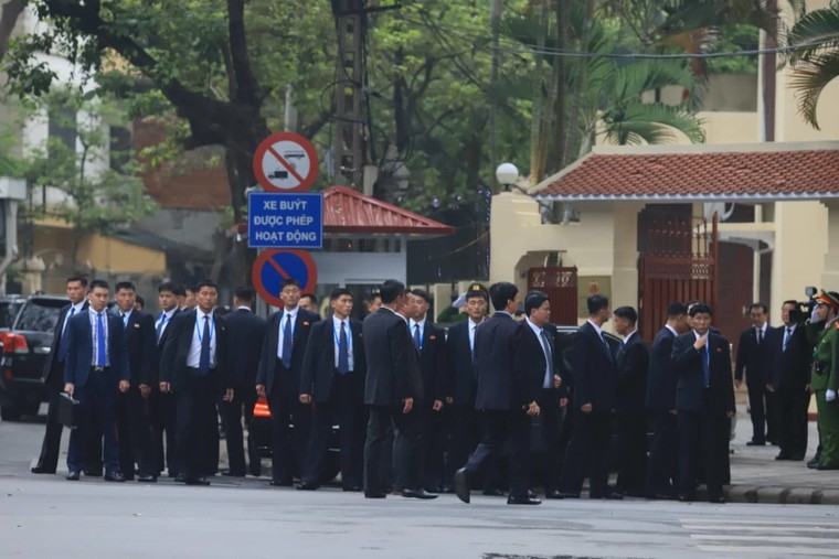 Hoạt động đầu tiên của Chủ tịch Kim Jong Un khi tới Hà Nội ảnh 3