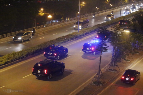 Đoàn xe đón Tổng thống Trump đã đến sân bay Nội Bài ảnh 5