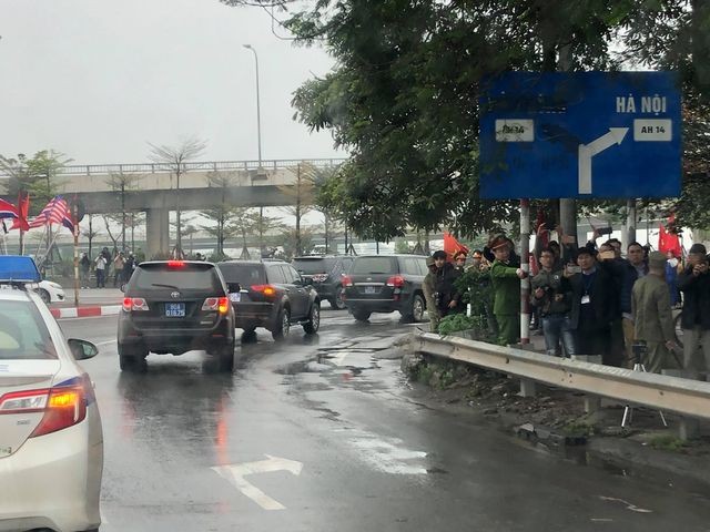 Toàn cảnh đoàn xe của Chủ tịch Triều Tiên Kim Jong-un tới Hà Nội ảnh 1