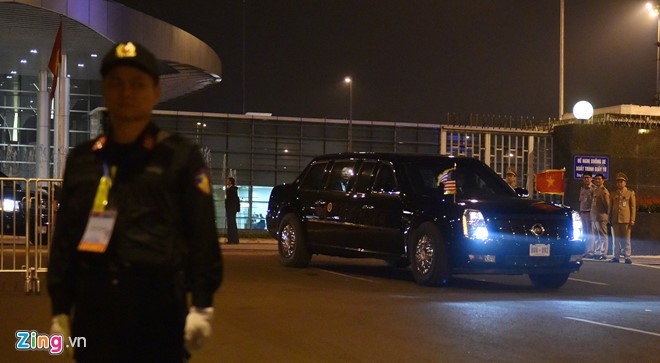 Đoàn xe chở Tổng thống Mỹ rời sân bay Nội Bài về khách sạn JW Marriott ảnh 6