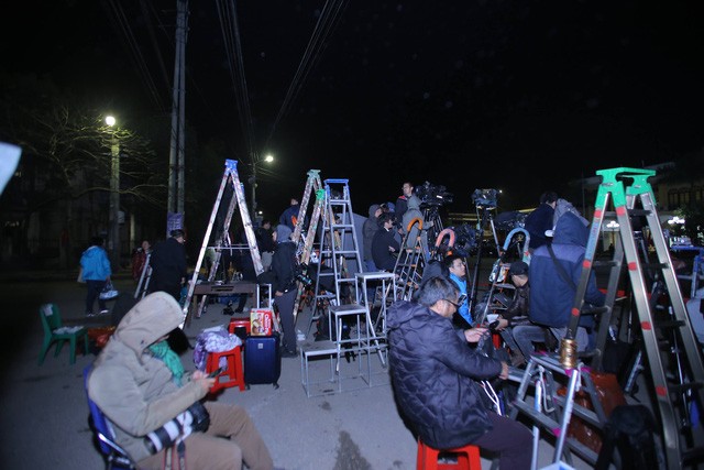 Trăm kiểu tác nghiệp độc đáo của phóng viên tại Hội nghị Mỹ - Triều ảnh 1