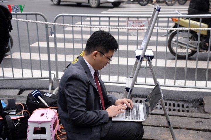 Trăm kiểu tác nghiệp độc đáo của phóng viên tại Hội nghị Mỹ - Triều ảnh 10