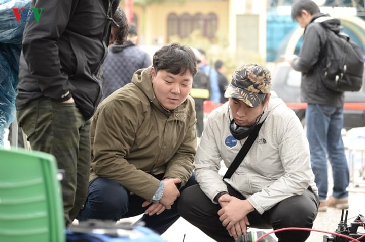 Trăm kiểu tác nghiệp độc đáo của phóng viên tại Hội nghị Mỹ - Triều ảnh 9