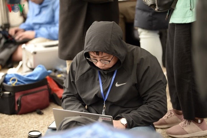 Trăm kiểu tác nghiệp độc đáo của phóng viên tại Hội nghị Mỹ - Triều ảnh 11