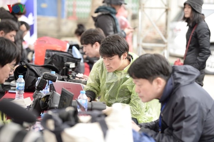 Trăm kiểu tác nghiệp độc đáo của phóng viên tại Hội nghị Mỹ - Triều ảnh 12