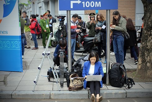 Trăm kiểu tác nghiệp độc đáo của phóng viên tại Hội nghị Mỹ - Triều ảnh 5