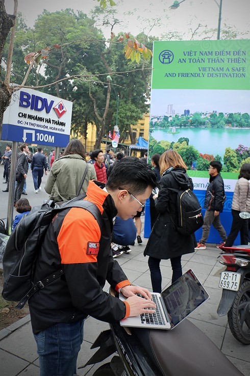 Trăm kiểu tác nghiệp độc đáo của phóng viên tại Hội nghị Mỹ - Triều ảnh 7