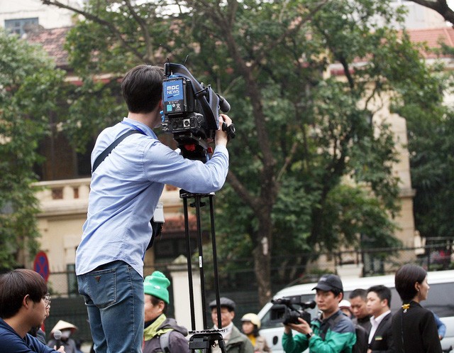 Trăm kiểu tác nghiệp độc đáo của phóng viên tại Hội nghị Mỹ - Triều ảnh 14