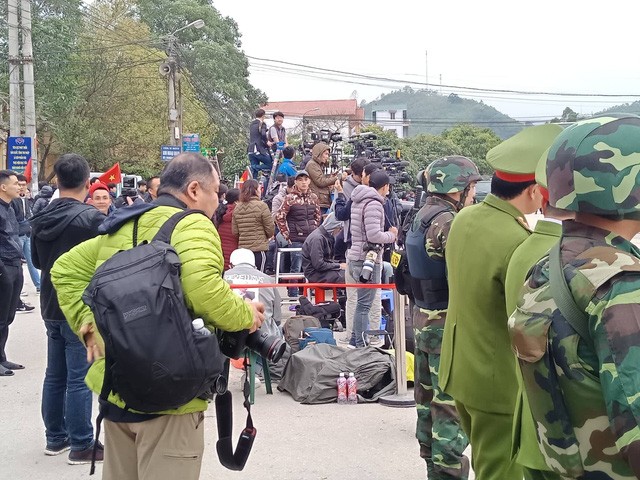 Trăm kiểu tác nghiệp độc đáo của phóng viên tại Hội nghị Mỹ - Triều ảnh 4