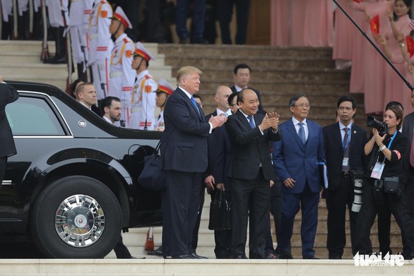 Khoảnh khắc thân thiện của Tổng thống Mỹ tại Văn phòng Chính phủ ảnh 1