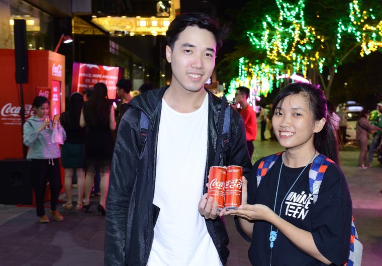 Phiên bản lon Coca-Cola song ngữ lần đầu tiên có mặt tại Việt Nam ảnh 1