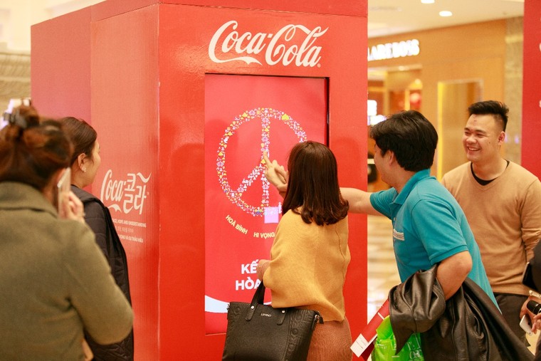 Phiên bản lon Coca-Cola song ngữ lần đầu tiên có mặt tại Việt Nam ảnh 2