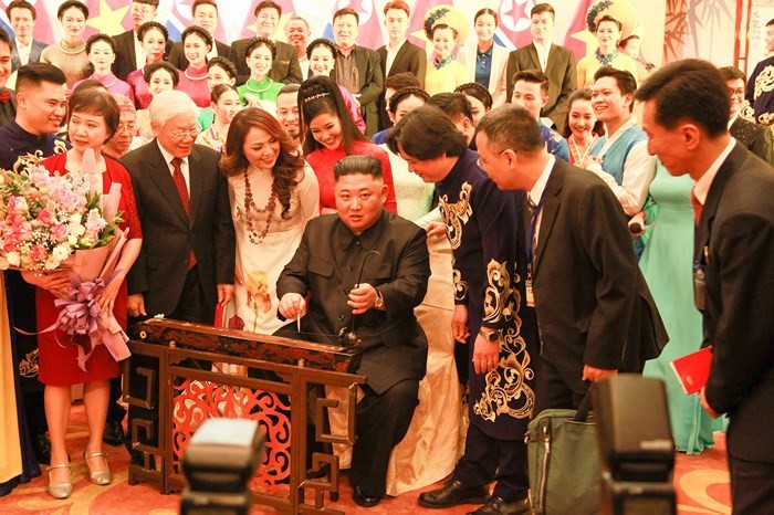 Chủ tịch Kim Jong-un hào hứng chơi thử đàn bầu ảnh 6