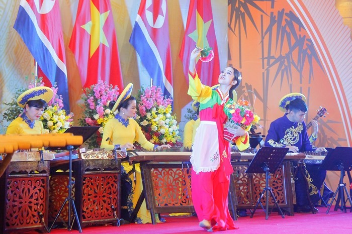 Chủ tịch Kim Jong-un hào hứng chơi thử đàn bầu ảnh 5