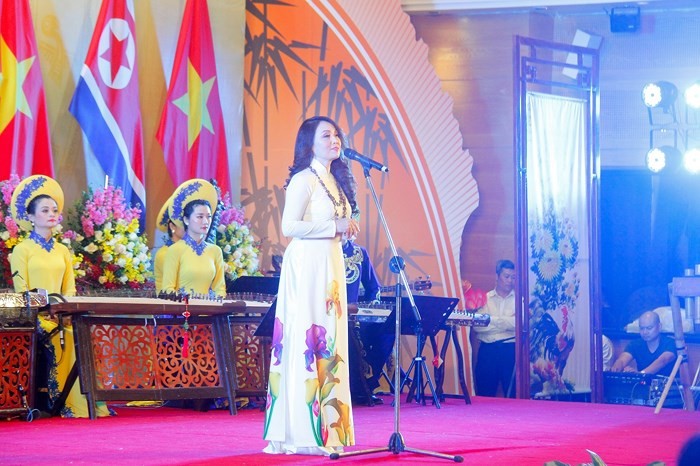 Chủ tịch Kim Jong-un hào hứng chơi thử đàn bầu ảnh 4