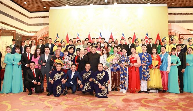 Chủ tịch Kim Jong-un hào hứng chơi thử đàn bầu ảnh 1