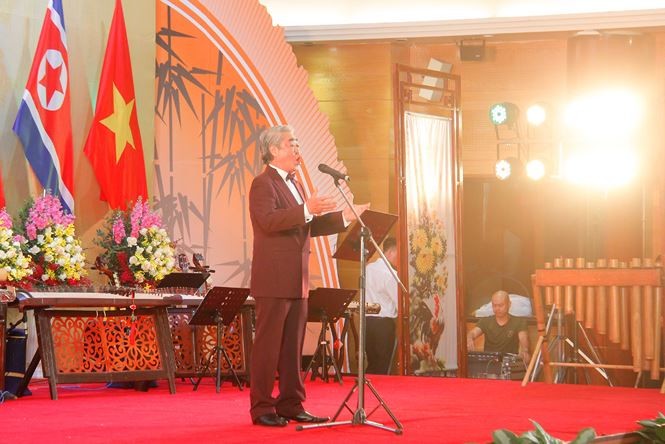 Chủ tịch Kim Jong-un hào hứng chơi thử đàn bầu ảnh 2