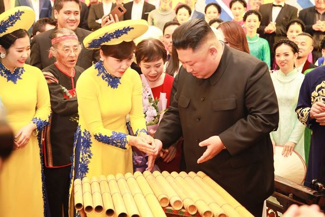 Chủ tịch Kim Jong-un hào hứng chơi thử đàn bầu ảnh 3