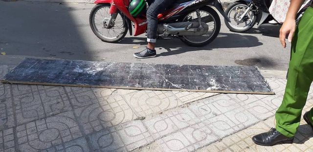 Nam thanh niên nhập viện vì tấm ván từ công trình cao 17 tầng rơi trúng đầu ảnh 1