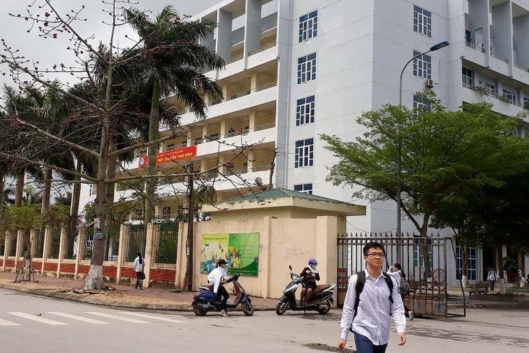 Đình chỉ công tác thầy giáo bị tố nhắn tin gạ tình nữ sinh lớp 10 ảnh 2