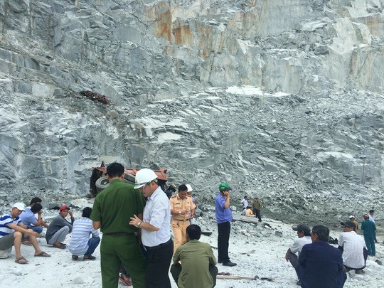 Xe ben rơi xuống hầm đá hàng trăm mét, tài xế tử vong ảnh 1