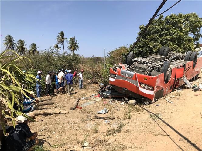 Xe khách lao xuống vực, nhiều người bị thương ảnh 1